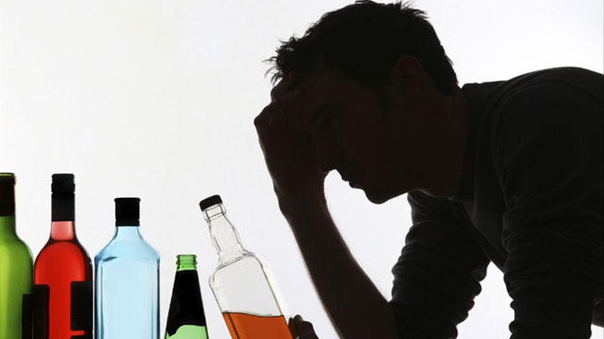9 señales de que puedes tener problemas con la bebida.
